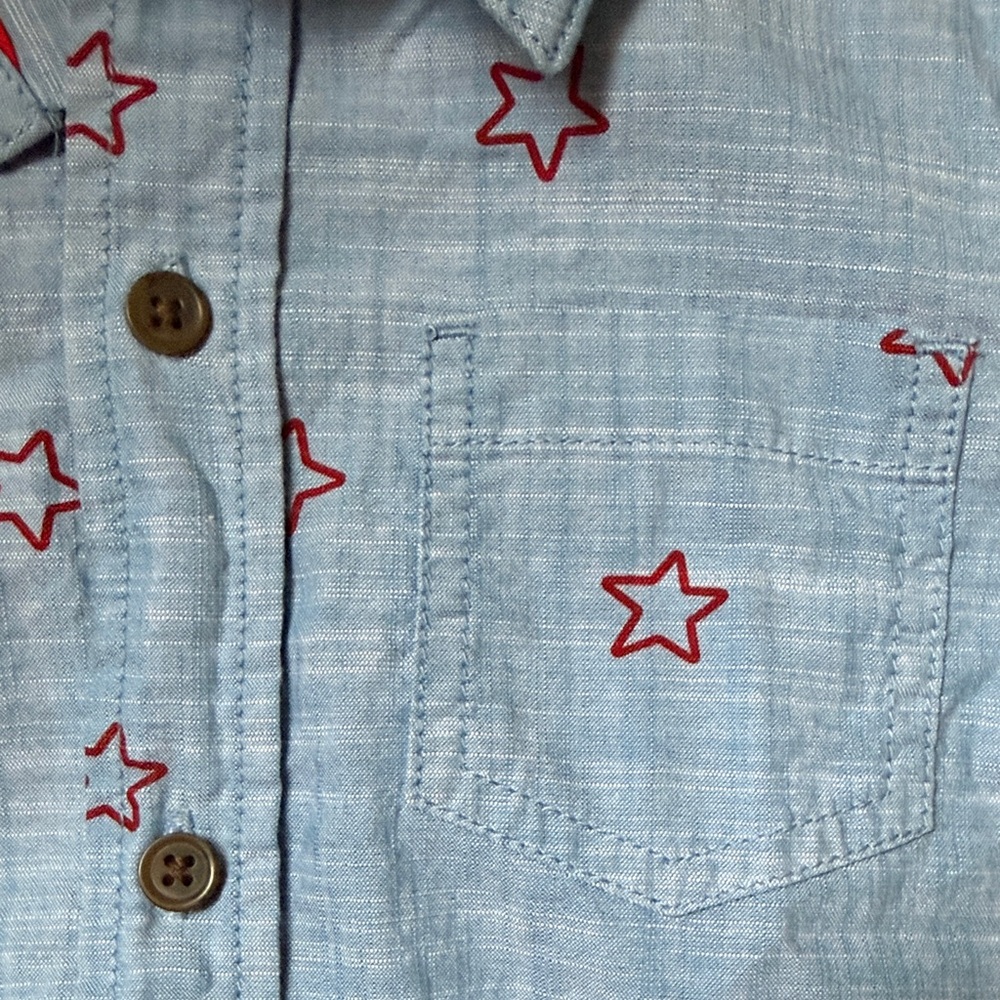 Cat & Jack Blue and red Short-Sleeve Button-Down with Red Star Accents Size 5T - Picture 3 of 4